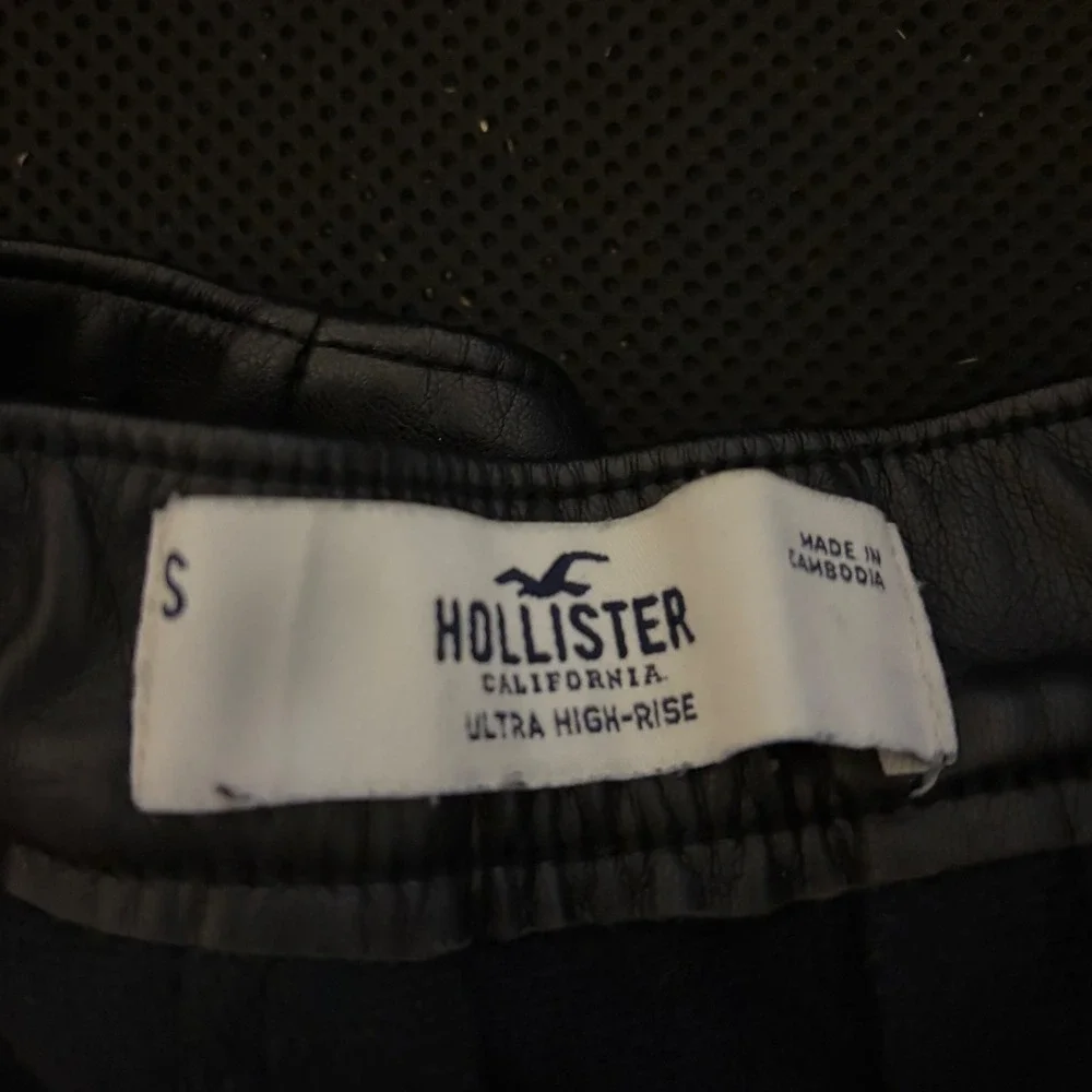 Hollister Faux Leather‎ Pleated Mini Skirt Ultra High Rise Black Size S